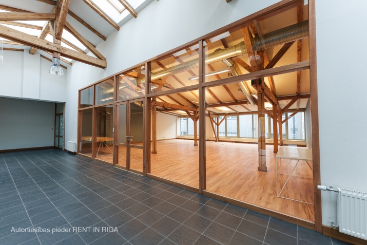 Объявление. Iznomā modernu biroju ar saglabātu koka bēniņu arhitektūru.  Atvērts plānojums. Stiklotas durvis un Цена: 930 EUR/мес. Foto #3