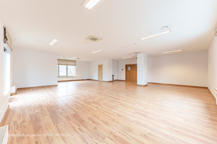 Sludinājumi. Iznomā biroju mūsdienīgā un arhitektoniski pievilcīgā biroju ēkā centrā starp Valdemāra un Briāna Cena: 900 EUR/mēn Foto #1