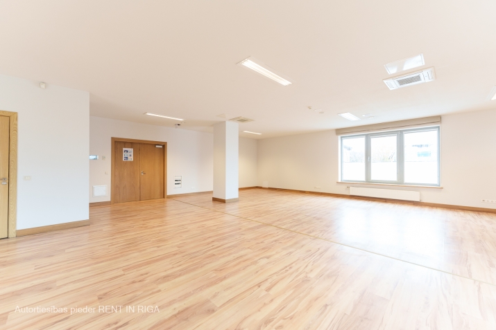 Sludinājumi. Iznomā biroju mūsdienīgā un arhitektoniski pievilcīgā biroju ēkā centrā starp Valdemāra un Briāna Cena: 900 EUR/mēn Foto #3