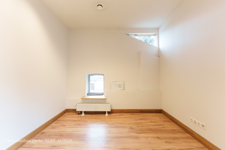 Sludinājumi. Iznomā biroju mūsdienīgā un arhitektoniski pievilcīgā biroju ēkā centrā starp Valdemāra un Briāna Cena: 900 EUR/mēn Foto #4