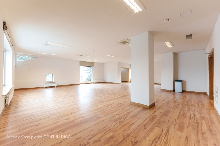 Sludinājumi. Iznomā biroju mūsdienīgā un arhitektoniski pievilcīgā biroju ēkā centrā starp Valdemāra un Briāna Cena: 900 EUR/mēn Foto #2