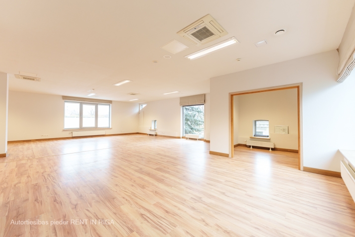 Sludinājumi. Iznomā biroju mūsdienīgā un arhitektoniski pievilcīgā biroju ēkā centrā starp Valdemāra un Briāna Cena: 900 EUR/mēn Foto #5