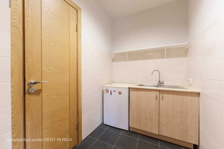 Sludinājumi. Iznomā biroju mūsdienīgā un arhitektoniski pievilcīgā biroju ēkā centrā starp Valdemāra un Briāna Cena: 900 EUR/mēn Foto #6