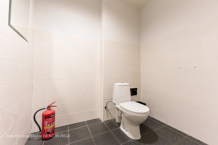 Sludinājumi. Iznomā biroju mūsdienīgā un arhitektoniski pievilcīgā biroju ēkā centrā starp Valdemāra un Briāna Cena: 900 EUR/mēn Foto #7