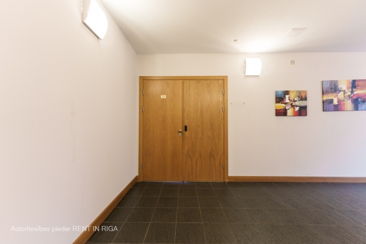 Sludinājumi. Iznomā biroju mūsdienīgā un arhitektoniski pievilcīgā biroju ēkā centrā starp Valdemāra un Briāna Cena: 900 EUR/mēn Foto #8