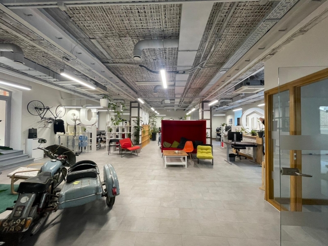Объявление. Birojs ar terasi un virtuvi Valdemāra pasāžā.  Telpas atrodas mūsdienīgā un arhitektoniski Цена: 3202 EUR/мес. Foto #4