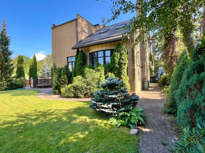 Объявление. Уютный частный дом в тихом и закрытом поселке Риги возле леса, рядом с торговым центром \'Акрополь Цена: 364900 EUR Foto #1