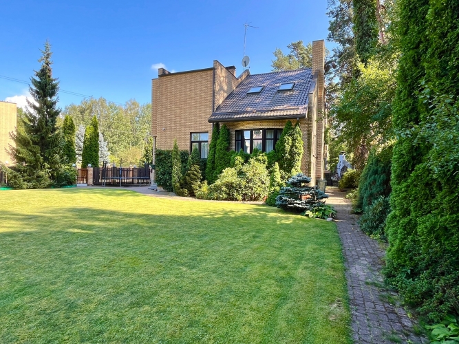 Объявление. Уютный частный дом в тихом и закрытом поселке Риги возле леса, рядом с торговым центром \'Акрополь Цена: 364900 EUR Foto #2