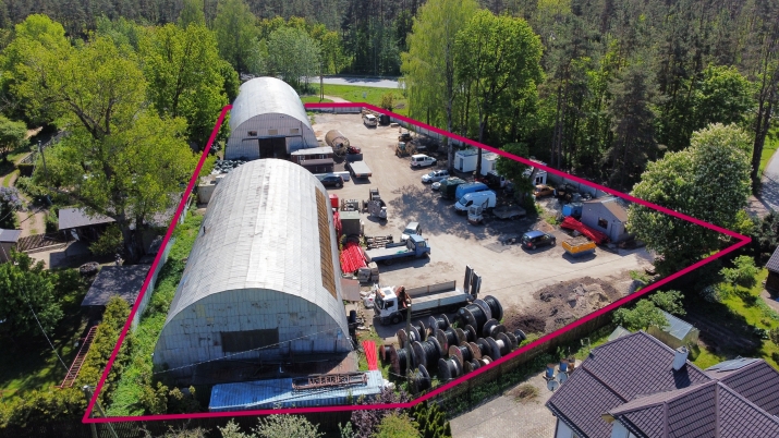 Sludinājumi. Pārdod: Zemi un 2 Angārus  Īpašuma Detaļas: + Kopējā zemes platība: ~5000 m + Noliktava A platība: Cena: 449000 EUR Foto #1