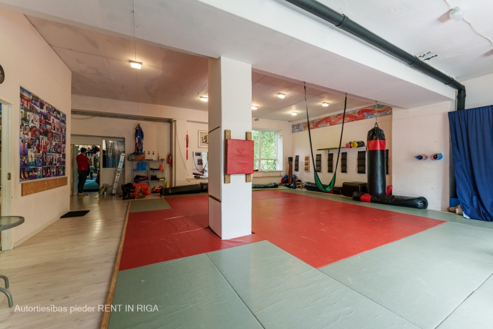 Sludinājumi. Tiek pārdota 600 m2 plaša ēka. Pašlaik telpas tiek iznomāta sporta klubam.  Ēkas telpas sastāv no 3 Cena: 220000 EUR Foto #3