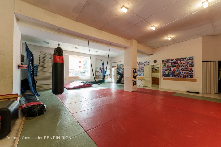 Sludinājumi. Tiek pārdota 600 m2 plaša ēka. Pašlaik telpas tiek iznomāta sporta klubam.  Ēkas telpas sastāv no 3 Cena: 220000 EUR Foto #5