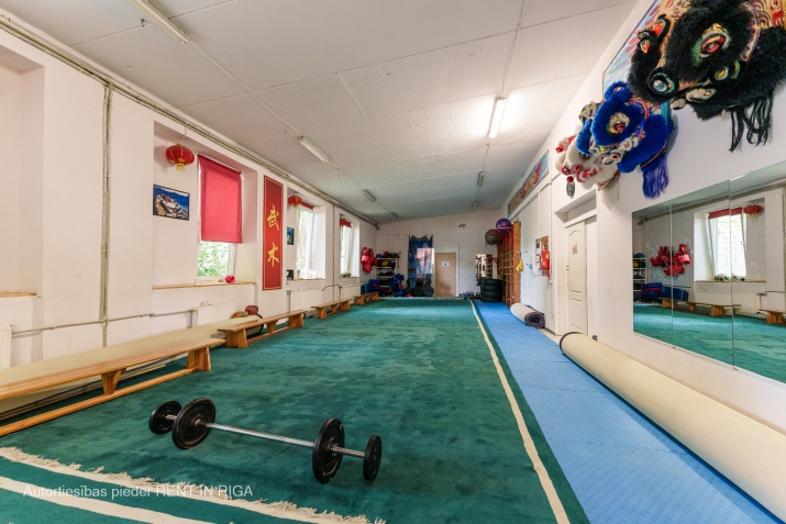 Sludinājumi. Tiek pārdota 600 m2 plaša ēka. Pašlaik telpas tiek iznomāta sporta klubam.  Ēkas telpas sastāv no 3 Cena: 220000 EUR Foto #7