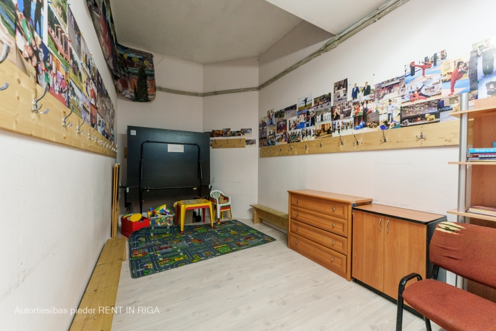 Sludinājumi. Tiek pārdota 600 m2 plaša ēka. Pašlaik telpas tiek iznomāta sporta klubam.  Ēkas telpas sastāv no 3 Cena: 220000 EUR Foto #9
