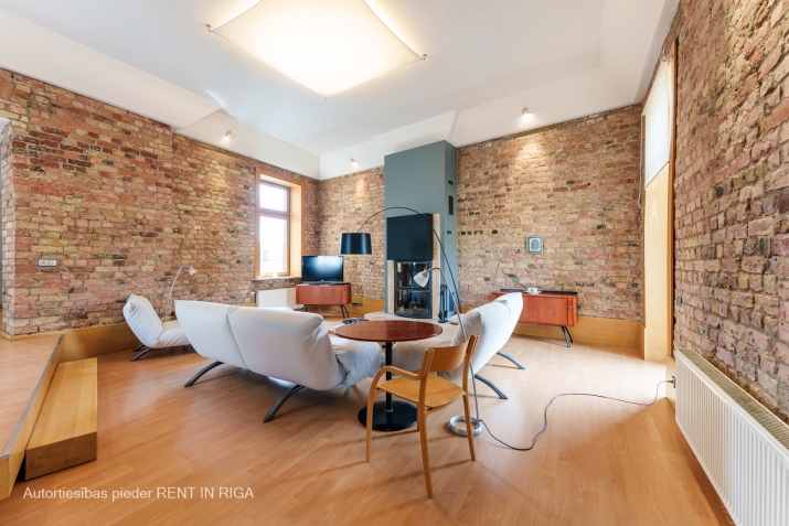 Sludinājumi. Ekskluzīvs 2 stāvu dzīvoklis ar 2 terasēm Rīgas skaistākajā mājā.  Pirmajā līmenī ir viesistaba, Cena: 600000 EUR Foto #4