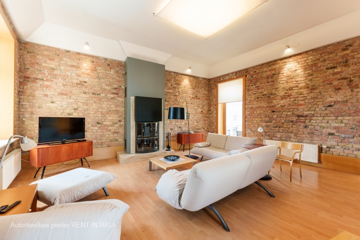 Sludinājumi. Ekskluzīvs 2 stāvu dzīvoklis ar 2 terasēm Rīgas skaistākajā mājā.  Pirmajā līmenī ir viesistaba, Cena: 600000 EUR Foto #6