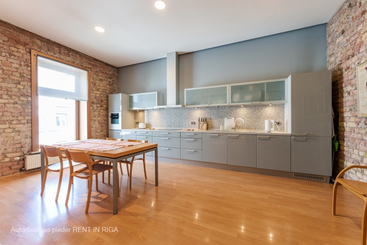 Sludinājumi. Ekskluzīvs 2 stāvu dzīvoklis ar 2 terasēm Rīgas skaistākajā mājā.  Pirmajā līmenī ir viesistaba, Cena: 600000 EUR Foto #7