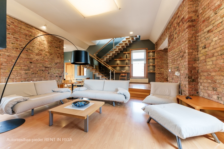 Sludinājumi. Ekskluzīvs 2 stāvu dzīvoklis ar 2 terasēm Rīgas skaistākajā mājā.  Pirmajā līmenī ir viesistaba, Cena: 600000 EUR Foto #5