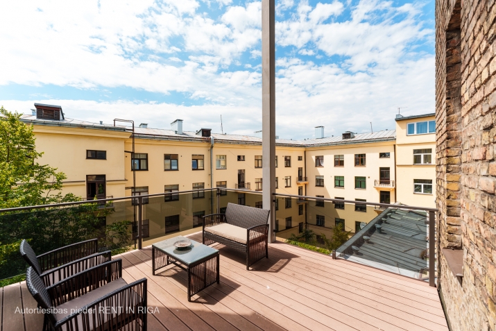 Sludinājumi. Ekskluzīvs 2 stāvu dzīvoklis ar 2 terasēm Rīgas skaistākajā mājā.  Pirmajā līmenī ir viesistaba, Cena: 600000 EUR Foto #1