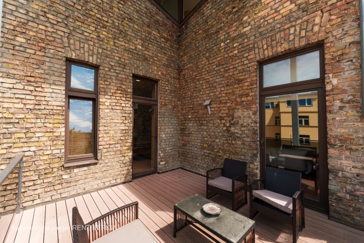 Sludinājumi. Ekskluzīvs 2 stāvu dzīvoklis ar 2 terasēm Rīgas skaistākajā mājā.  Pirmajā līmenī ir viesistaba, Cena: 600000 EUR Foto #2