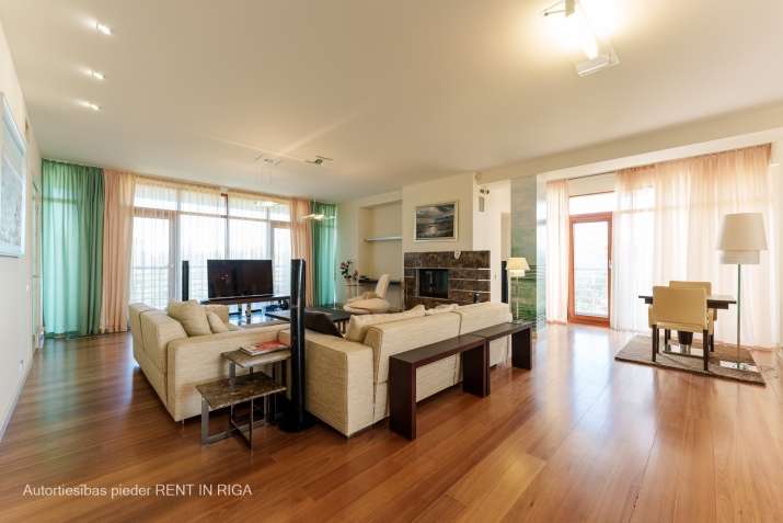 Sludinājumi. Ekskluzīvs dzīvoklis ar 5 balkoniem 100 m no jūras. Atrodas kāpu zonā elitārā projektā Marienbad.  Cena: 470000 EUR Foto #2