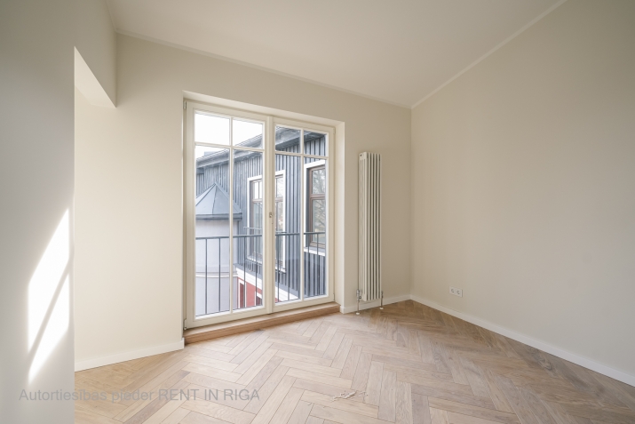 Sludinājumi. Pārdošanā 3 istabu dzīvoklis šarmantajā Āgenskalnā!   Rīgas koka arhitektūras pērle  dzīvojamā ēka Cena: 203290 EUR Foto #2