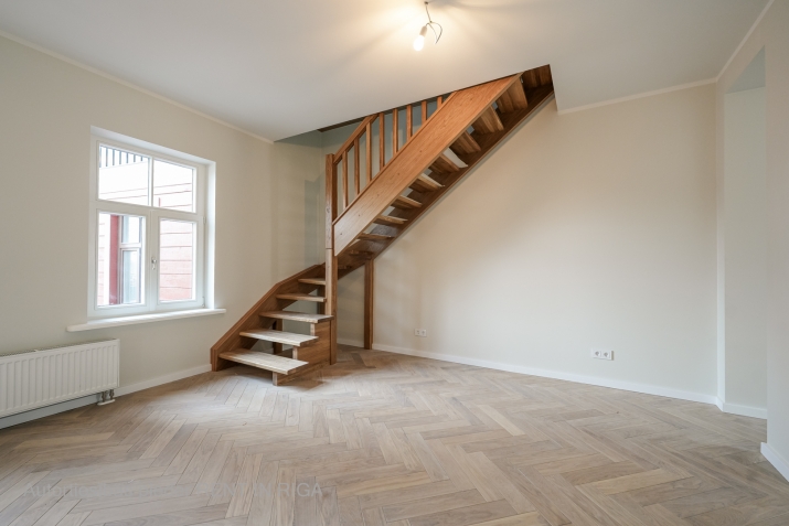 Sludinājumi. Pārdošanā 3 istabu dzīvoklis šarmantajā Āgenskalnā!   Rīgas koka arhitektūras pērle  dzīvojamā ēka Cena: 203290 EUR Foto #7