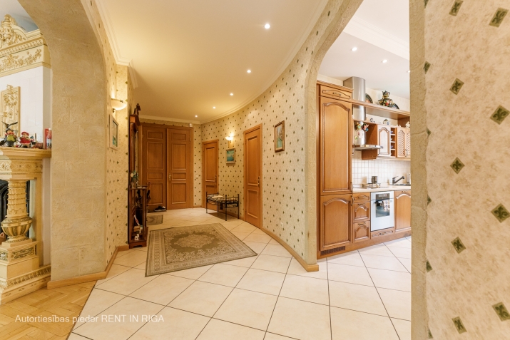 Sludinājumi. Tiek izīrēts patiesi mājīgs, kvalitatīvi būvēts un aprīkots 5-istabu dzīvoklis skaistas jūgendstila Cena: 2300 EUR/mēn Foto #6