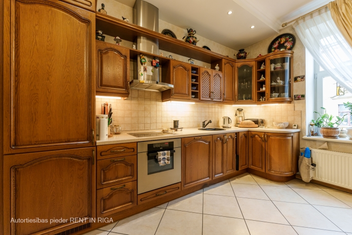 Sludinājumi. Tiek izīrēts patiesi mājīgs, kvalitatīvi būvēts un aprīkots 5-istabu dzīvoklis skaistas jūgendstila Cena: 2300 EUR/mēn Foto #9