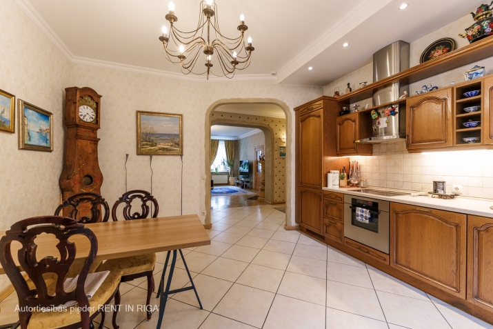 Sludinājumi. Tiek izīrēts patiesi mājīgs, kvalitatīvi būvēts un aprīkots 5-istabu dzīvoklis skaistas jūgendstila Cena: 2300 EUR/mēn Foto #8