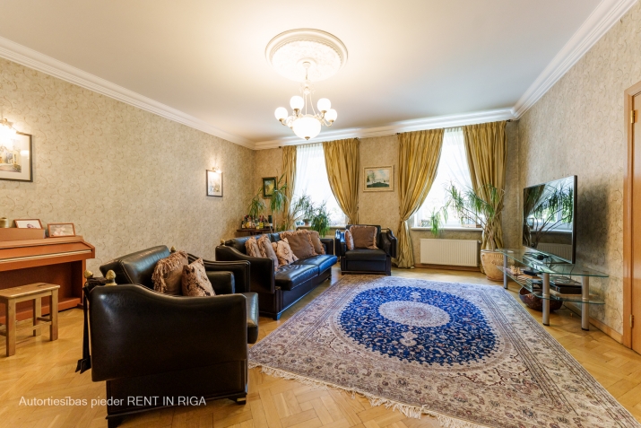 Sludinājumi. Tiek izīrēts patiesi mājīgs, kvalitatīvi būvēts un aprīkots 5-istabu dzīvoklis skaistas jūgendstila Cena: 2300 EUR/mēn Foto #2