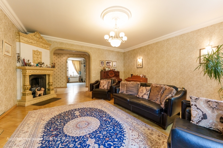 Sludinājumi. Tiek izīrēts patiesi mājīgs, kvalitatīvi būvēts un aprīkots 5-istabu dzīvoklis skaistas jūgendstila Cena: 2300 EUR/mēn Foto #3