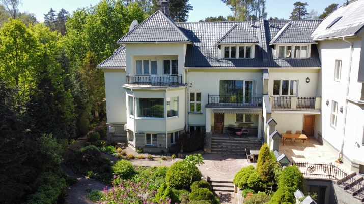 Sludinājumi. Privātmāja un pirts Baltezera krastā ar jahtas piestātni.  Ēka būvēta kā dvīņu māja. Tajā ir 5 Cena: 2500 EUR/mēn Foto #1