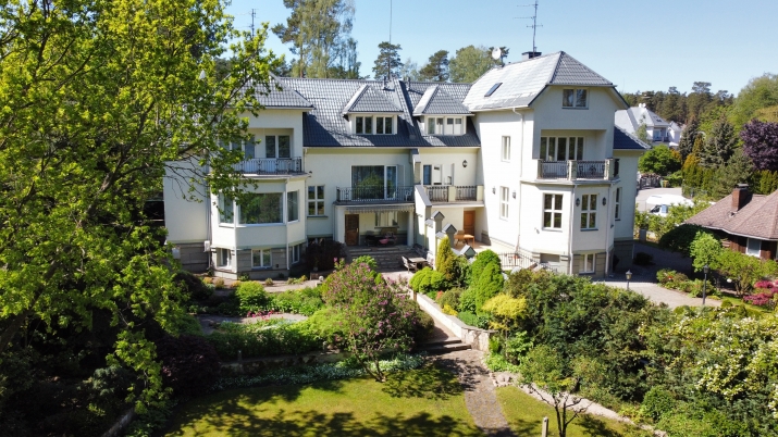 Sludinājumi. Privātmāja un pirts Baltezera krastā ar jahtas piestātni.  Ēka būvēta kā dvīņu māja. Tajā ir 5 Cena: 2500 EUR/mēn Foto #8