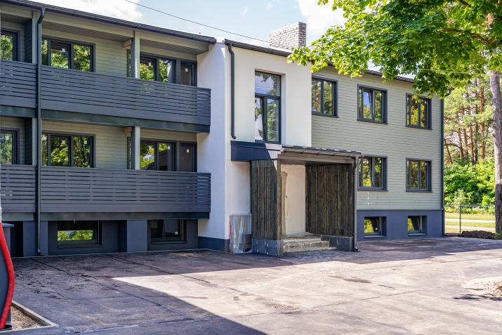 Sludinājumi. Piedāvājam pārdošanai dzīvokļus pilnībā atjaunotā mājā gleznainā vietā pie upes Dubultos.  Cena: 59900 EUR Foto #1