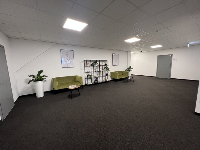 Объявление. Наличие лечебных или медицинских учреждений на территории ВЭФ.  Сразу после капитального ремонта.  Цена: 4123 EUR/мес. Foto #2