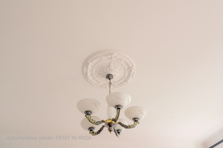 Sludinājumi. Gaišs dzīvoklis tikko pēc remonta.  Atrodas pirmskara ēkas 5.stāvā, lifts nav. Dzīvoklī ir 3 Cena: 900 EUR/mēn Foto #4