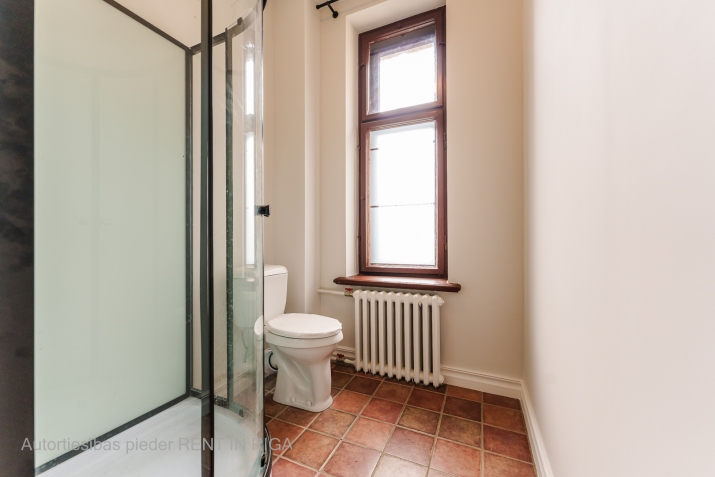 Sludinājumi. Gaišs dzīvoklis tikko pēc remonta.  Atrodas pirmskara ēkas 5.stāvā, lifts nav. Dzīvoklī ir 3 Cena: 900 EUR/mēn Foto #9