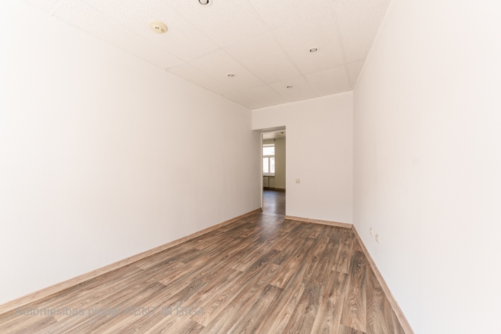 Sludinājumi. Biroja telpas centrā. Renovēta biroju ēka ar bruģētu un iežogotu teritoriju.  Birojs 3. stāvā (BEZ Cena: 204 EUR/mēn Foto #8