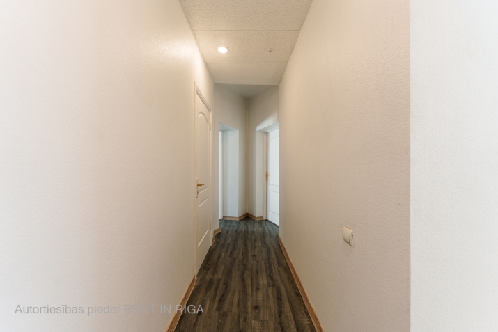 Sludinājumi. Biroja telpas centrā. Renovēta biroju ēka ar bruģētu un iežogotu teritoriju.  Birojs 3. stāvā (BEZ Cena: 204 EUR/mēn Foto #9
