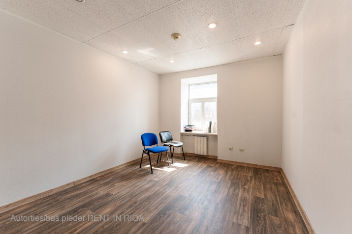Sludinājumi. Biroja telpas centrā. Renovēta biroju ēka ar bruģētu un iežogotu teritoriju.  Birojs 3. stāvā (BEZ Cena: 204 EUR/mēn Foto #5