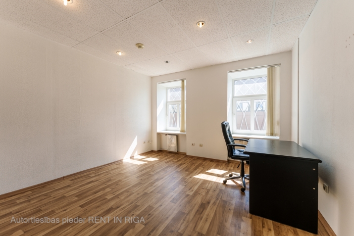 Sludinājumi. Biroja telpas centrā. Renovēta biroju ēka ar bruģētu un iežogotu teritoriju.  Birojs 3. stāvā (BEZ Cena: 204 EUR/mēn Foto #1