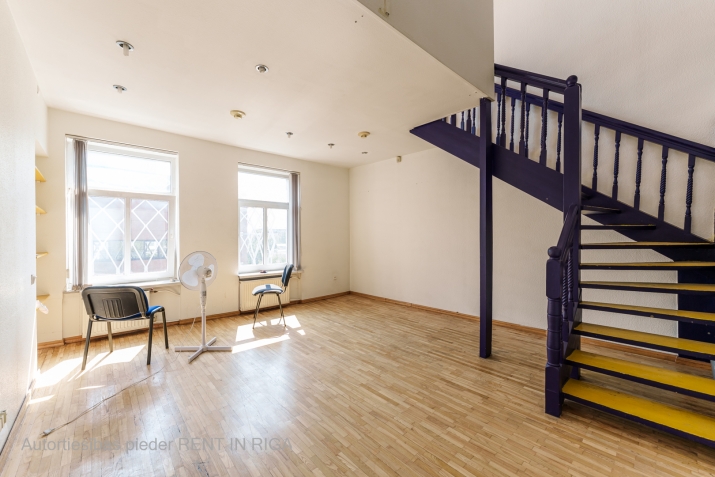 Sludinājumi. Biroja telpas centrā. Renovēta biroju ēka ar bruģētu un iežogotu teritoriju.  Birojs 3. stāvā (BEZ Cena: 375 EUR/mēn Foto #1