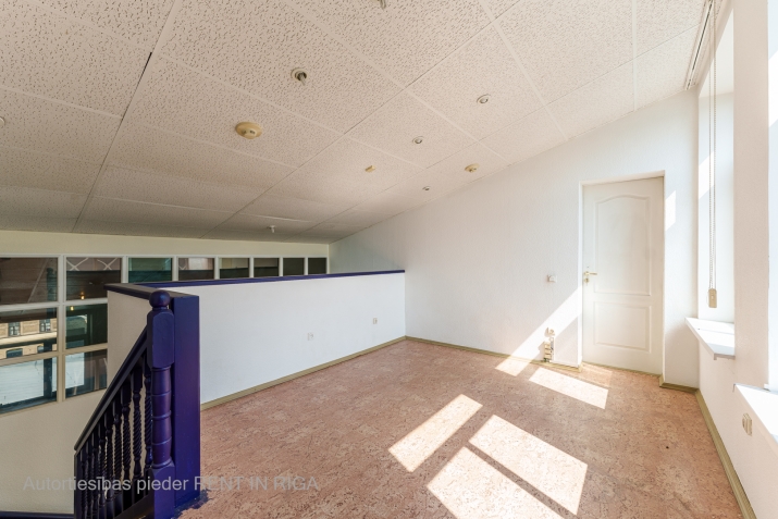Sludinājumi. Biroja telpas centrā. Renovēta biroju ēka ar bruģētu un iežogotu teritoriju.  Birojs 3. stāvā (BEZ Cena: 375 EUR/mēn Foto #5
