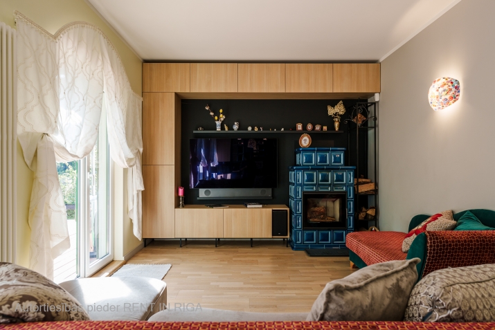 Sludinājumi. Izīrē skaistu un ērtu māju Jūrmalā. Īpašums ar milzīgu dārzu, ko ieskauj priedes.  Tas atrodas zaļā Cena: 1700 EUR/mēn Foto #8