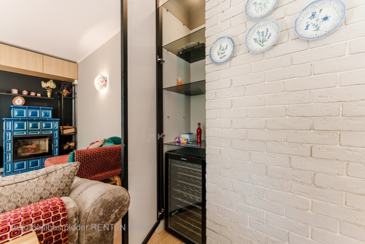 Sludinājumi. Izīrē skaistu un ērtu māju Jūrmalā. Īpašums ar milzīgu dārzu, ko ieskauj priedes.  Tas atrodas zaļā Cena: 1700 EUR/mēn Foto #9