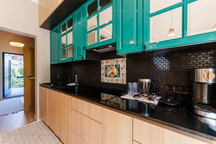 Sludinājumi. Izīrē skaistu un ērtu māju Jūrmalā. Īpašums ar milzīgu dārzu, ko ieskauj priedes.  Tas atrodas zaļā Cena: 1700 EUR/mēn Foto #6