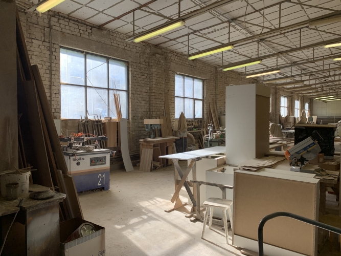 Sludinājumi. Iznomā ražošanas telpas ar apkuri ~ 550 m2. Biroja telpas/ģērbtuves, sadzīves telpa ~ 90 m2 Cena: 1700 EUR/mēn Foto #1