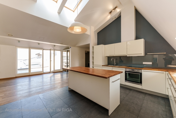 Sludinājumi. Valdemāra Rezidence ir īpaša jūgendstila ēka, ar aizraujošu un bagātu vēsturi. Ēka atjaunota tās Cena: 525000 EUR Foto #1