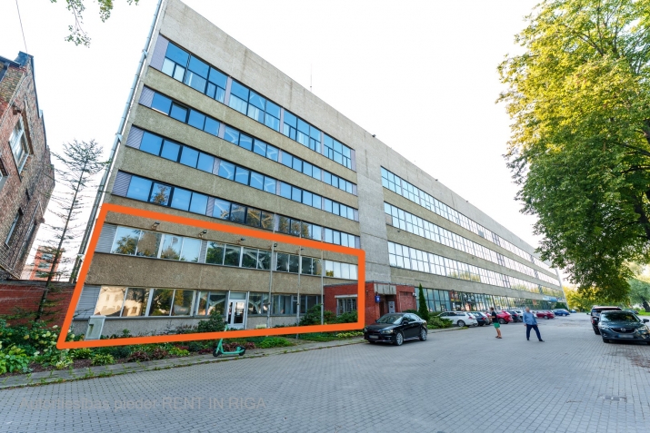 Sludinājumi. Iznomā telpas ērti piebraucama vietā.  No ielas pārredzams objekts ar plašiem logiem.   1.stāva Cena: 4623 EUR/mēn Foto #1