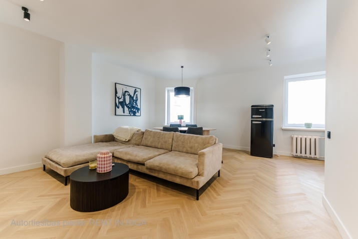Sludinājumi. Tiek izīrets 3-istabu dzīvoklis Klusajā centrā, Elizabates ielā 9. Dzīvoklis atrodas ēkas augšējā Cena: 1250 EUR/mēn Foto #1
